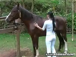 Curvy ass babe strips naked next to her horse