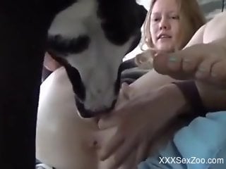 Babe reaches mind-blowing orgasms during zoo licking
