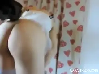 MILF plays with dog's cock in extra spicy cam scenes